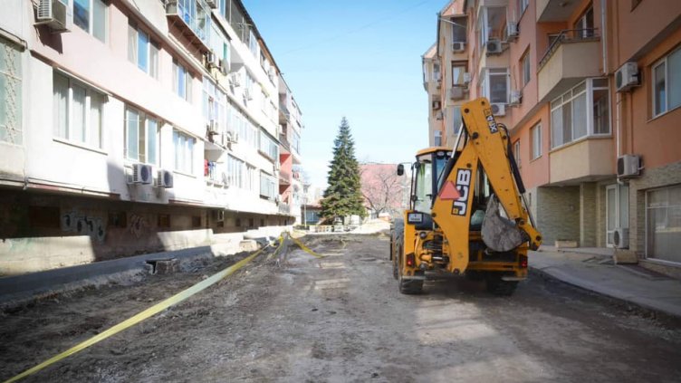 Кметът се похвали във Фейсбук: Варненска улица за първи път ще има асфалт