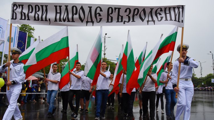Хиляди варненци се включиха в шествието за 24 май под дъжда (СНИМКИ)
