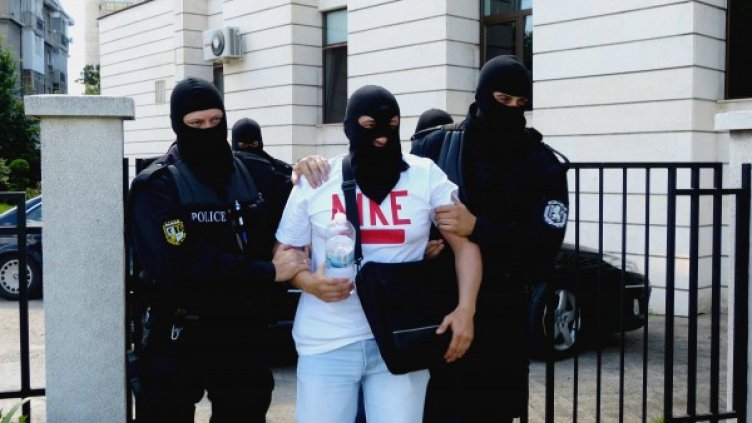 Трима са задържани за разпространяване на спекулативна информация срещу банките