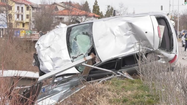Млада шофьорка прати автоспирка в реката