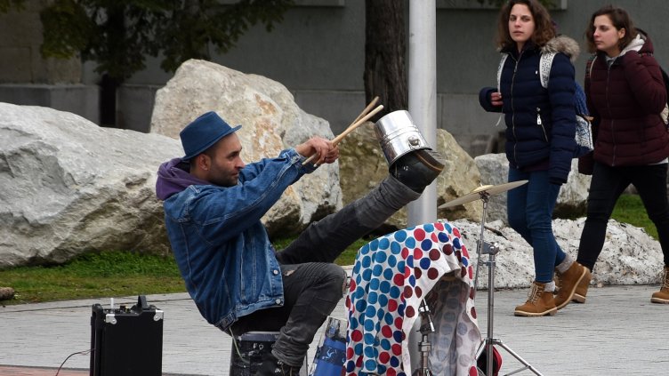 Уличен музикант накара варненци да танцуват(СНИМКИ)