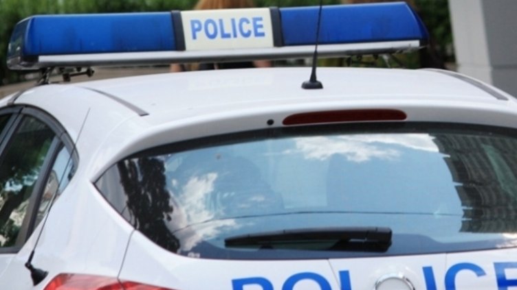 Ядосан варненец удря полицаи и спешни медици