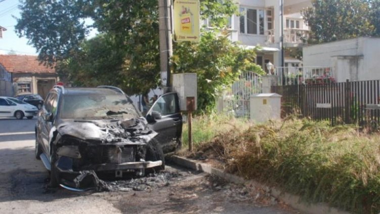 Два джипа „Мерцедес“ изгоряха в село Извор