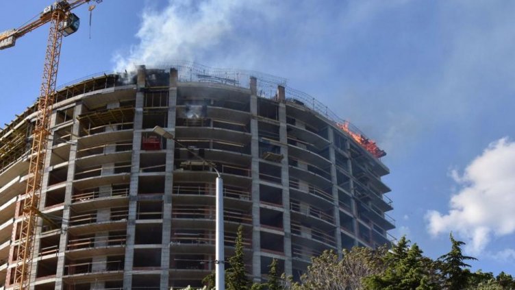 Огнеборци гасиха 4 часа пожар в новостроящ се жилищен блок в кв. "Чайка"