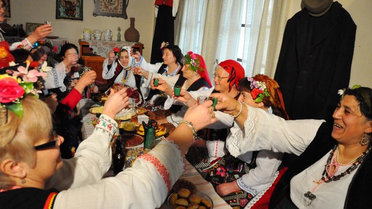 Накипрени с народни носии, жените вдигат наздравица за Бабинден. Снимка Пламен Гутинов