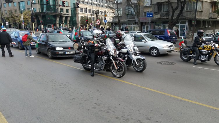 Протестно автошествие блокира центъра на Варна