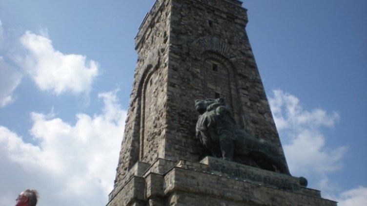 Започна ремонт на бронзовия лъв на Шипка