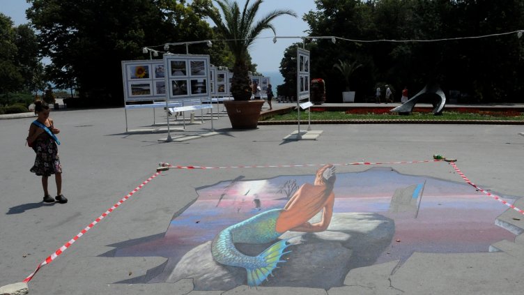 Триизмерна русалка очаква варненци на входа на Морската (СНИМКИ)