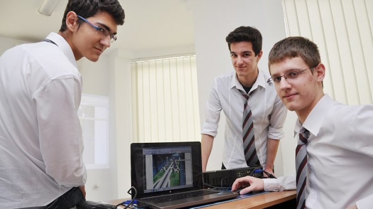 Варненски тийнейджъри чистят Космоса