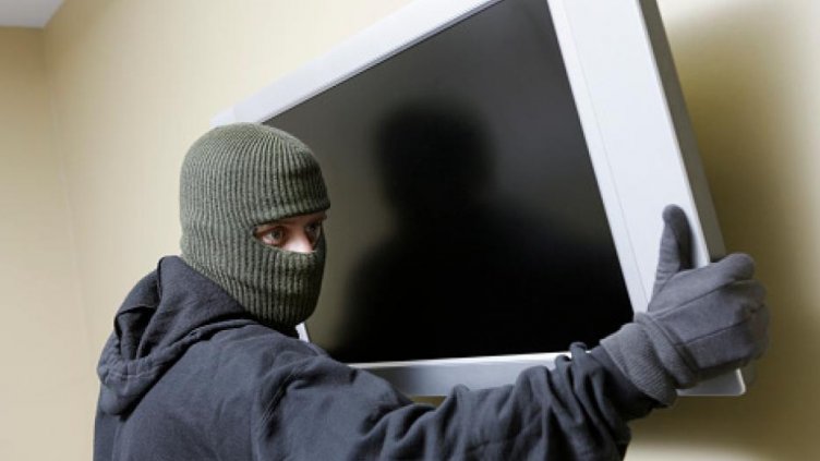 Млад бургазлия дойде на хотел във Варна, тръгна си с телевизора