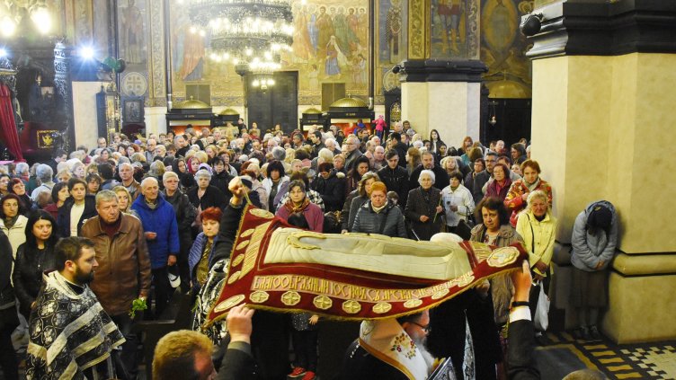 Стотици варненци минаха под масата на Разпети петък (СНИМКИ)