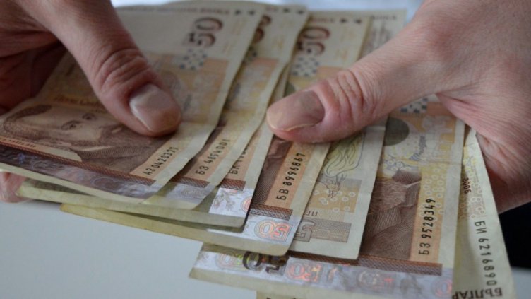 След данъци и осигуровки от 710-те лева остават 550. Живей и пълней!