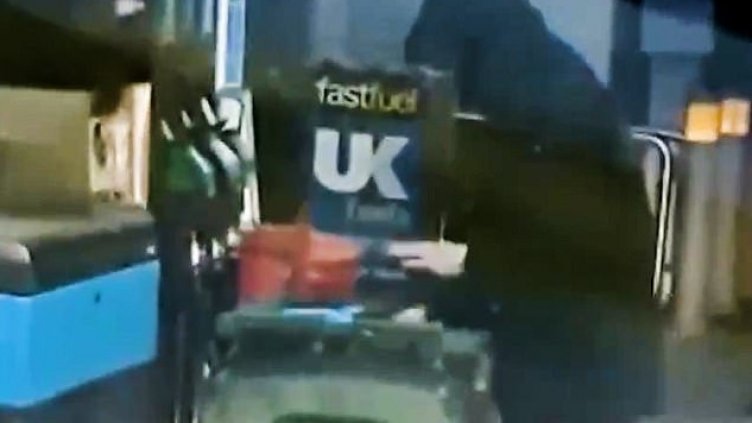 Презапасяване, от което да прихнеш! Бензин в контейнер за смет ВИДЕО