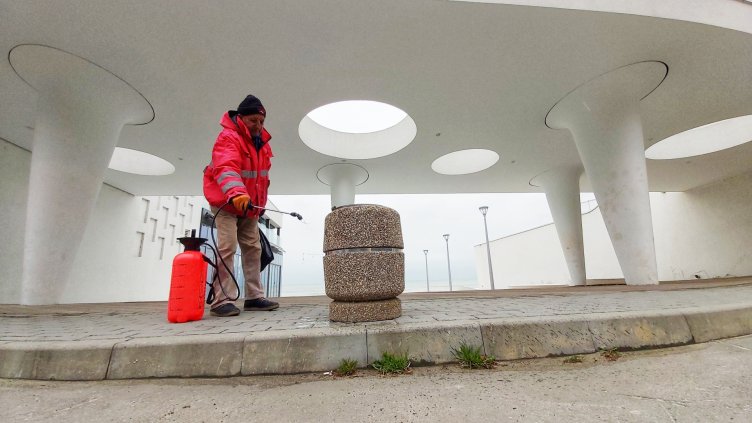 Дезинфекцират крайбрежната алея във Варна (СНИМКИ)