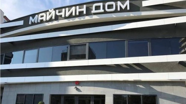 Спасиха родилка и бебето й с уникална операция във Варна