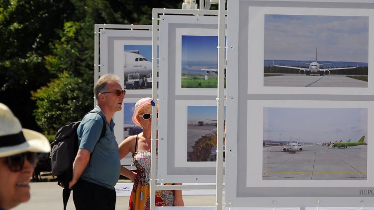 ВАРНЕНЦИ И ГОСТИТЕ НА ГРАДА вече разглеждат изложбата на входа на Морската градина. Снимка ПЛАМЕН ГУТИНОВ