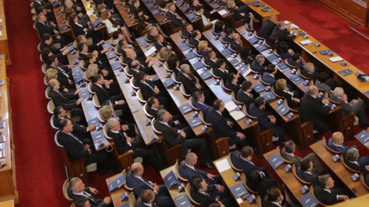 От парламента за заплахите: Да свикваме – мишена сме!