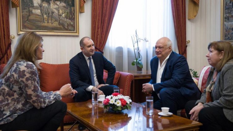 Радев подари плакет с азбуката ни на Ерик-Еманюел Шмит, който е на посещение у нас