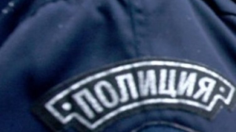Министри и депутати подават ръка на деца на загинали полицаи