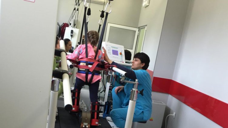 Робот за прохождане получи домът във "Виница" от "Българската Коледа"