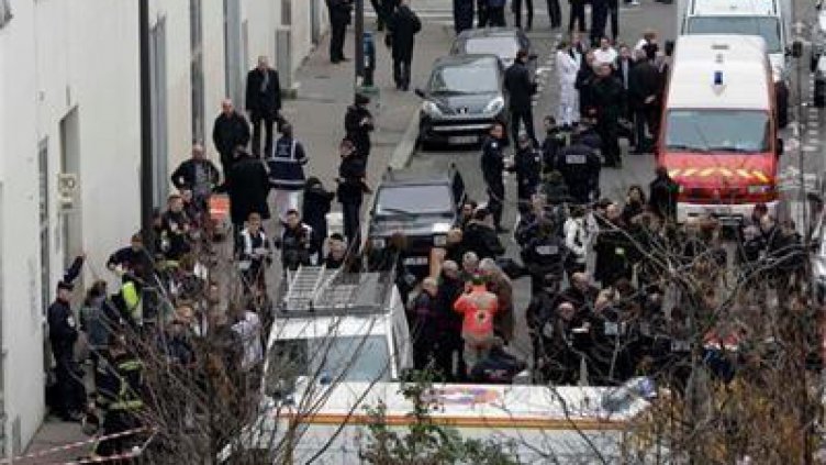 Мъж се барикадира в парижки хотел, заплашва с бомба