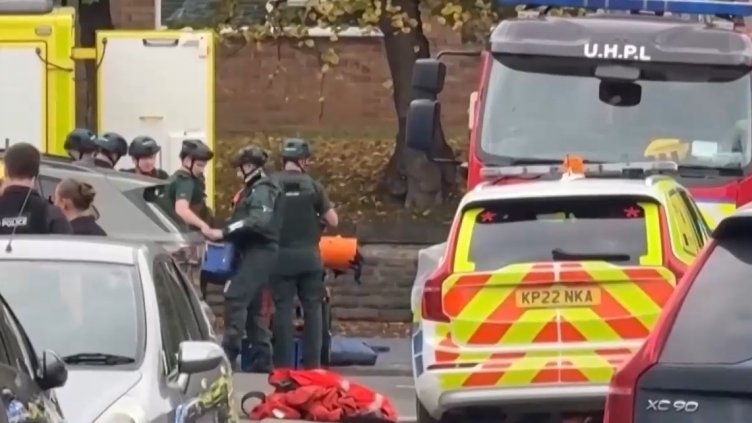 Кола се вряза в хора пред синагога (ВИДЕО)