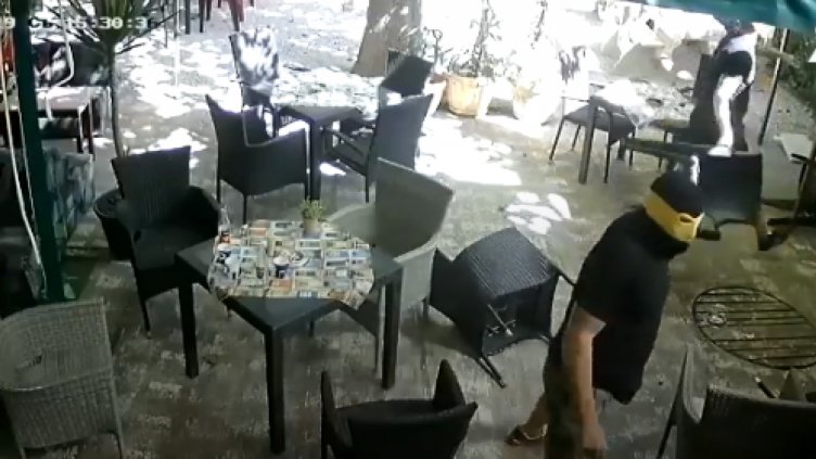 Задържаха фенове на "Ботев", потрошили заведение  
