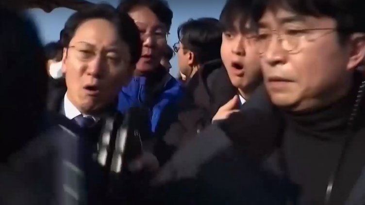 Наръгаха лидера на южнокорейската опозиция (ВИДЕО)