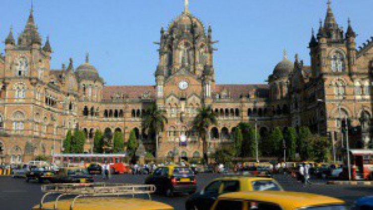 В Мумбай обособиха градски зони, забранени за селфита