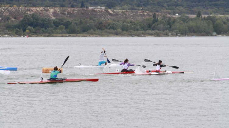 40 каякари влизат в бурното море за регата