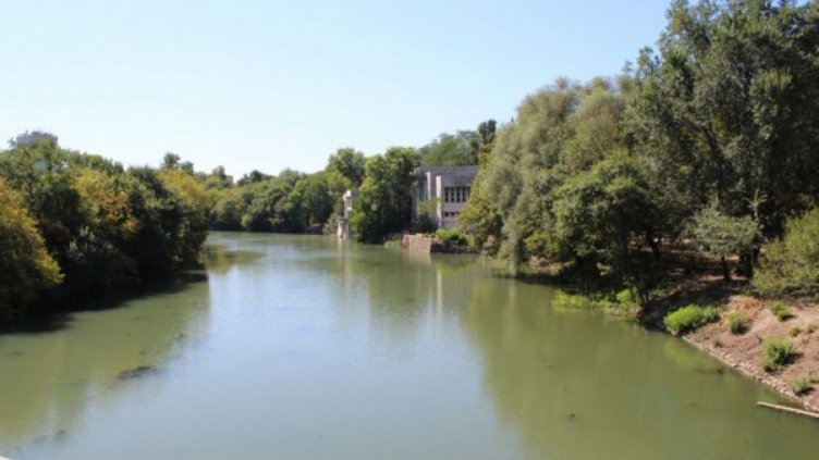 В Ямбол ще почистват бетонирания участък на река Тунджа