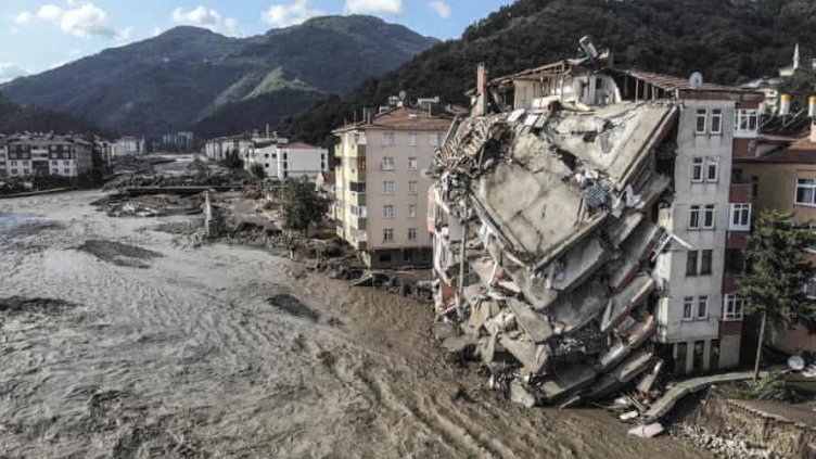 Стотици са в неизвестност след наводненията в Турция