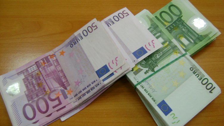 Контрабандна валута за над 70 000 лева задържаха митническите служители на МП Малко Търново