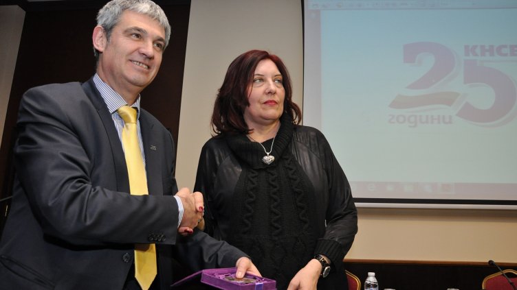 ПРЕЗИДЕНТЪТ НА КНСБ ПЛАМЕН ДИМИТРОВ НАГРАДИ С ПОЧЕТЕН ПЛАКЕТ ЖУРНАЛИСТКАТА ДАНИЕЛА СТОЙНОВА по случай 25-годишнината от учредяването на синдиката. Снимка ПЛАМЕН ГУТИНОВ