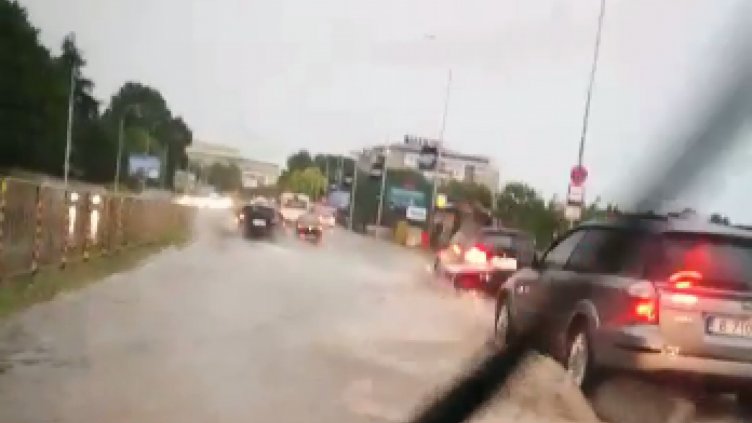 Реки потекоха във Варна след поройния дъжд