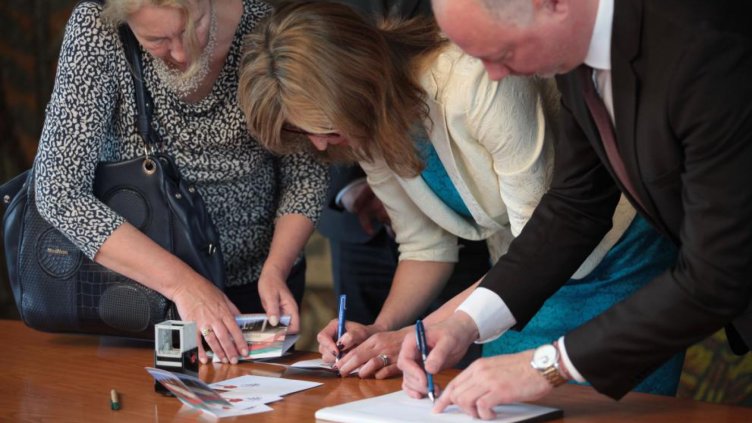 Екатерина Захариева валидира пощенска марка за 140 г. от създаването на МВнР