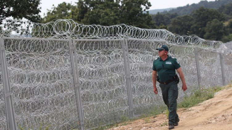 Гранични полицаи откриха с газ-анализатор 20 незаконни имигранти на ГКПП-Лесово