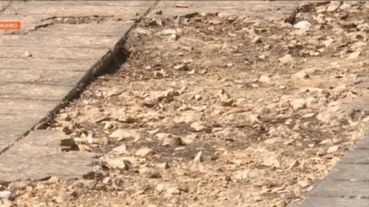 Площадът пред Летния театър във Варна се руши