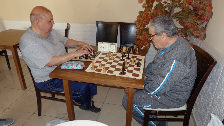 Турнир по шахмат за хора със зрителни увреждания се провежда във Варна