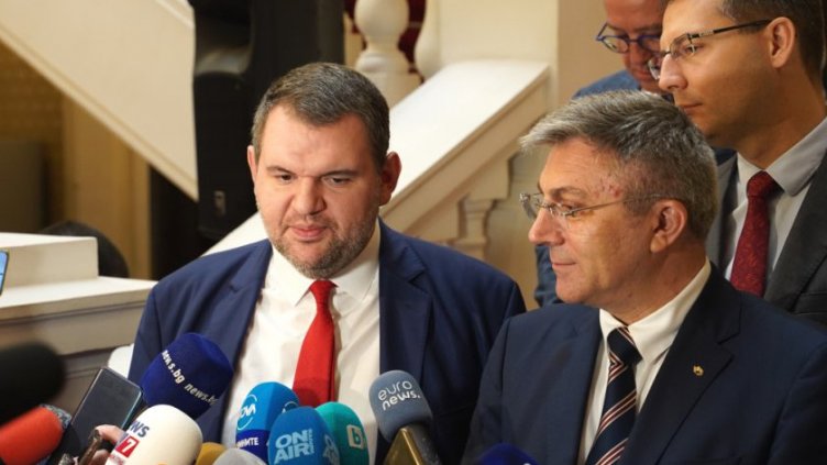 Пеевски се отказа от мястото си в конституционната комисия