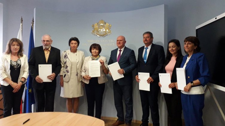 Увеличават с 15% учителските заплати