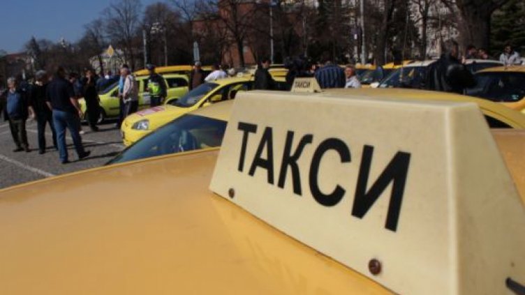 Таксиджия издъхна на волана, колата се заби в дърво
