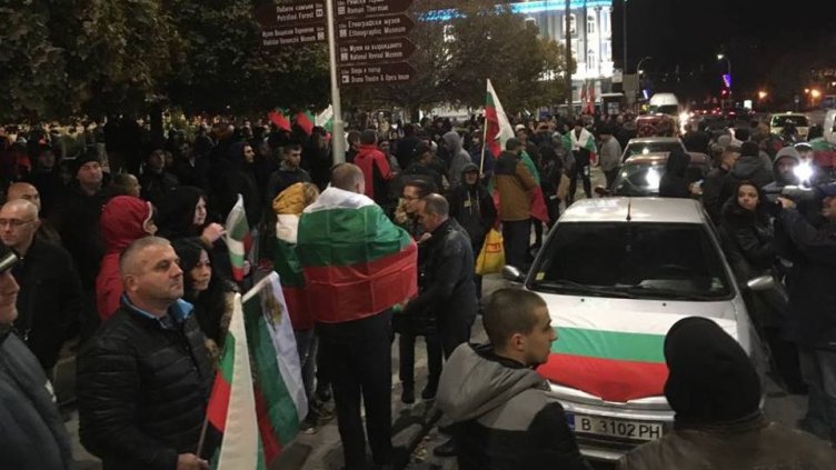 Протестъри отново блокираха центъра на Варна