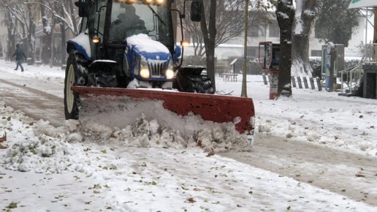 Над 500 снегорина чистят пътищата в страната