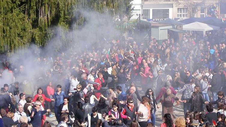 Хиляди се стекоха в Априлци на печена сланина и греяна ракия