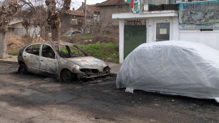Подпалиха коли в Русе, пострада възрастна жена