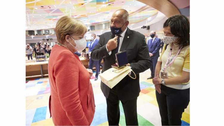 Борисов с подарък за рожденичката Меркел - сребърна бъклица с розово масло