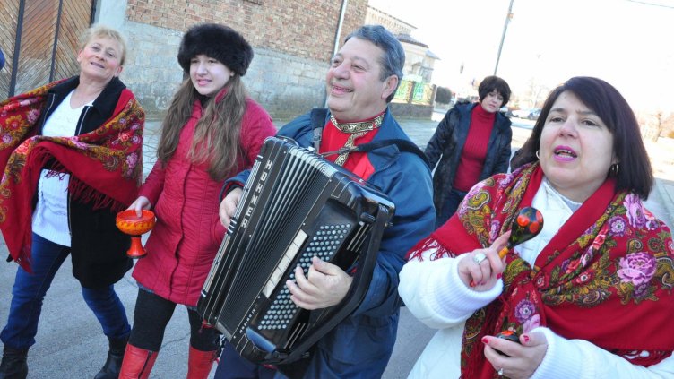 Песни огласяха улиците по време на посрещането на Новата година. Снимка Пламен Гутинов