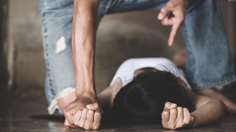 Двойка отиде на гости, преби и обра домакинята