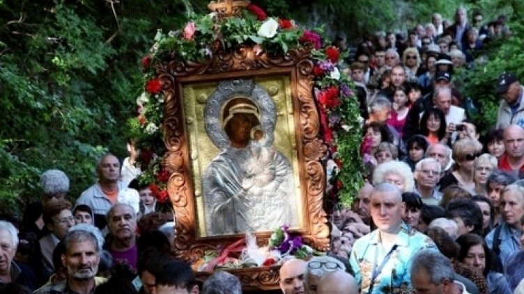 Хиляди се събират в Бачковския манастир за Голяма Богородица